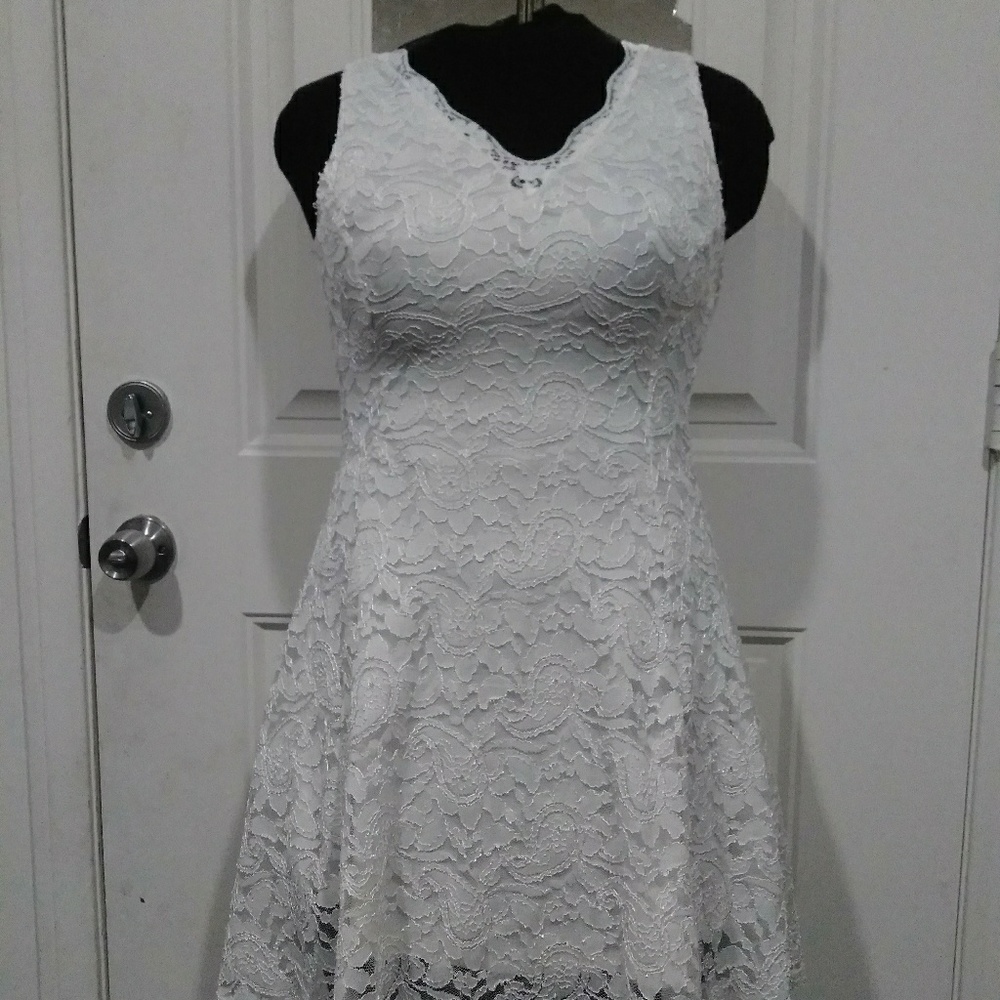 DRESSES - Picture 4 of 8